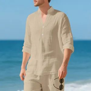 Atmungsaktives Leinen-Henley-Hemd und Hosen-Set für Herren in entspannter Strandkulisse