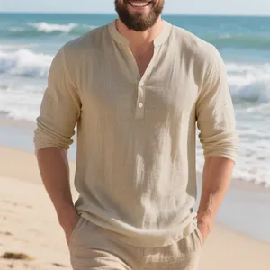 Nahaufnahme eines atmungsaktiven beigen Leinen-Henleyshirts für Herren am Strand