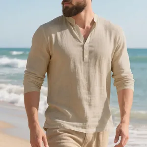 Atmungsaktives Herren-Leinen-Henley-Shirt mit langen Ärmeln und Stehkragen in Beige.