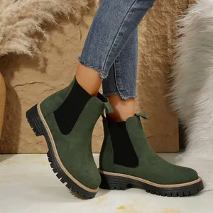Botas Chelsea de ante verde oscuro con suela gruesa y paneles laterales elásticos.