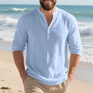 Nahaufnahme eines hellblauen Leinen-Henley-Shirts für Herren, perfekt für den Strand