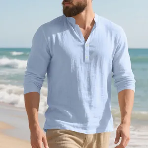 Hellblaues Leinen-Henley-Shirt für Herren mit langen Ärmeln am Strand, lässiger V-Ausschnitt
