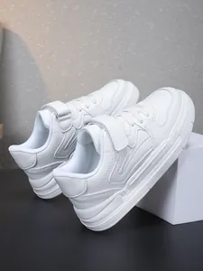Baskets blanches de sport pour enfants avec scratch et semelle épaisse pour école.