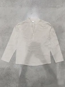 Detaillierte Flachlage eines beigefarbenen Leinen-Henley-Hemdes mit Mandarin-Kragen.