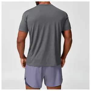Πίσω όψη ανδρικού γκρι αθλητικού t-shirt που στεγνώνει γρήγορα και μωβ σορτς