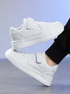 Vue détaillée de baskets blanches pour enfants avec bandes velcro de style décontracté.
