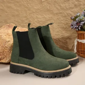 Vista lateral detallada de botines Chelsea de ante verde oscuro con suela gruesa para mujer