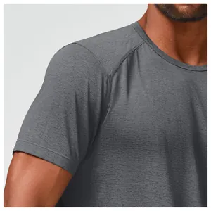 Λεπτομέρεια υφής γκρι αθλητικού t-shirt που στεγνώνει γρήγορα με μανίκια ρεγκλάν