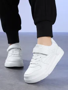 Vue détaillée des baskets décontractées blanches pour enfants avec scratchs
