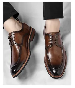 Primo piano di alta qualità di scarpe oxford in pelle sfumata marrone e pantaloni neri