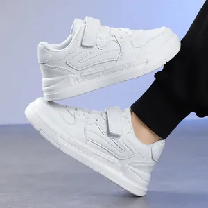 Vue détaillée de chaussures de sport blanches pour enfants avec une fermeture à velcro.