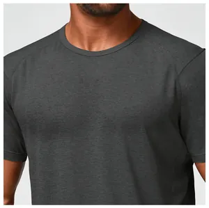Λεπτομέρεια γκρι αθλητικού t-shirt για άνδρες που δείχνει την υφή του υφάσματος