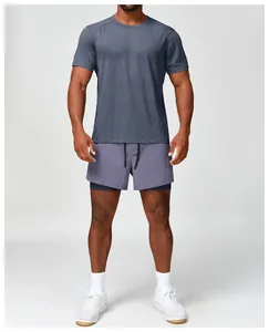 Μπροστινή όψη άνδρα που φοράει μπλε dry-fit μπλουζάκι και μωβ αθλητικό σορτς.