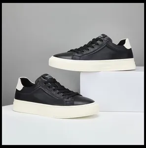 Vue latérale de baskets haut de gamme en cuir noir pour hommes sur socles blancs