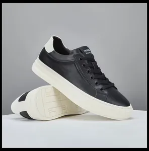 Détails de baskets en cuir noir et blanc élégantes avec une semelle blanche épaisse