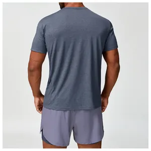 Πίσω όψη ενός γκρι-μπλε ανδρικού αθλητικού t-shirt, αναπνεύσιμο και πολύ άνετο