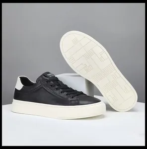Détail des baskets en cuir noir pour hommes montrant la semelle antidérapante blanche.