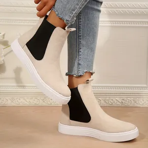 Vista detallada de los botines Chelsea beige con suela de plataforma y paneles elásticos