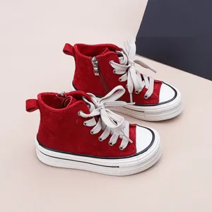 Vue détaillée des baskets montantes rouges pour enfants avec zip et semelle blanche