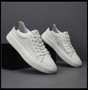 Gros plan de baskets en cuir blanc pour hommes avec talon vert olive et semelles épaisses.