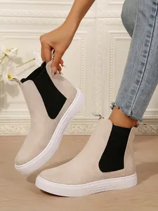 Botines Chelsea beige de estilo británico con suelas blancas gruesas y elástico negro