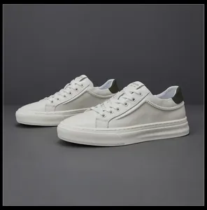 Baskets élégantes en cuir blanc pour hommes avec semelle plate et un talon vert