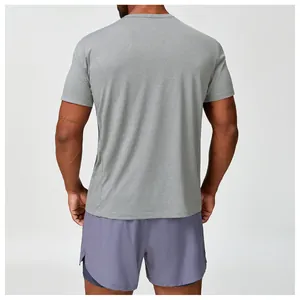 Πίσω όψη ανδρικού αθλητικού t-shirt που στεγνώνει γρήγορα και αναπνέει