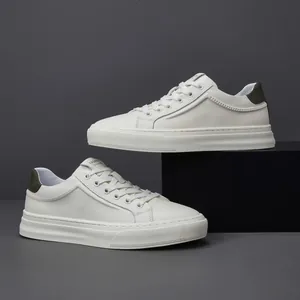 Baskets blanches modernes pour hommes en similicuir avec détail talon vert olive