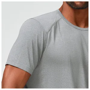 Κοντινό πλάνο γκρι αθλητικού t-shirt που δείχνει την υφή του διαπνέοντος υφάσματος