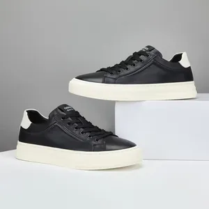 Baskets décontractées en cuir noir pour hommes avec semelles blanches confortables