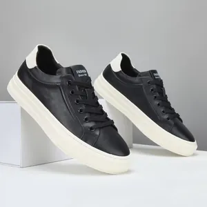 Baskets élégantes en cuir noir pour hommes avec semelles blanches épaisses pour le loisir
