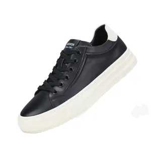 Baskets tendance pour hommes en cuir noir avec semelle blanche épaisse et lacets
