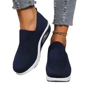 Chaussures à enfiler bleu marine pour femmes avec semelle plateforme et coussin d'air.