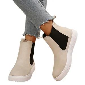Stijlvolle beige Chelsea boots voor dames met dikke witte zolen en zwarte elastische zijpanelen