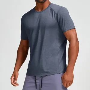 Camiseta deportiva de hombre de secado rápido con una textura jaspeada transpirable.