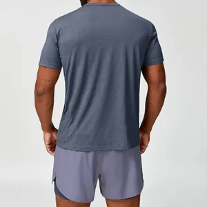 Vista trasera de una camiseta deportiva de secado rápido para hombre en azul gris