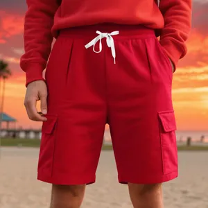 Detailaufnahme der roten Herren-Cargoshorts mit Kordelzug und praktischen Taschen