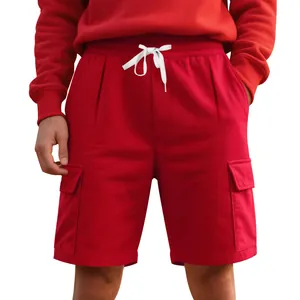 Detailansicht der roten Herren-Cargoshorts mit weißem Kordelzug und Seitentaschen