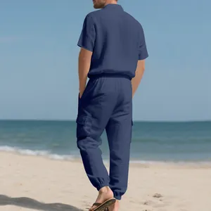 Detalle posterior de conjunto camisa lino y pantalón cargo azul marino en la playa