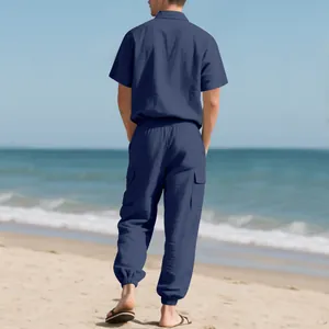 Vista trasera del conjunto de lino azul marino para hombre con camisa y pantalón cargo en playa.
