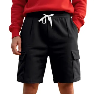 Detailansicht schwarzer Cargo-Shorts für Herren mit weißem Kordelzug und Taschen