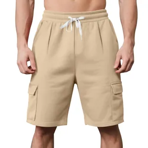 Bequeme Herren Cargo-Shorts in Khaki mit mehreren Taschen und weißem Kordelzug am Bund
