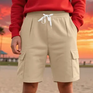 Detailansicht der Herren Khaki Cargo-Shorts mit Seitentaschen und weißem Kordelzug.