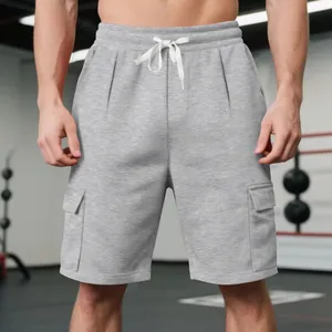 Detailansicht der atmungsaktiven grauen Sport-Cargo-Shorts für Herren mit Kordelzug