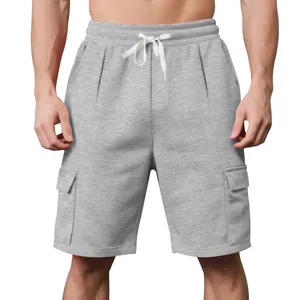 Detailansicht der grauen Cargo-Sweatshorts für Herren mit weichem Stoff und Taschen