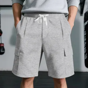 Nahaufnahme der grauen atmungsaktiven Herren-Cargoshorts mit Kordelzug und Taschen