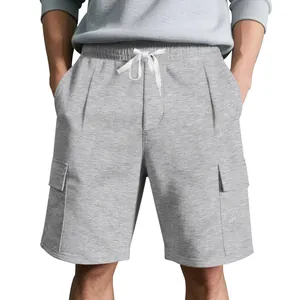 Detailansicht graue Cargo-Shorts mit Seitentaschen und verstellbarem Kordelzugbund