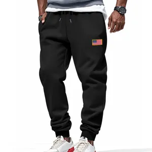 Détail du pantalon de jogging noir de style américain pour hommes avec écusson drapeau