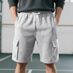 Detail von grauen Cargo-Sweatshorts für Herren mit Kordelzug und Taschen am Modell.