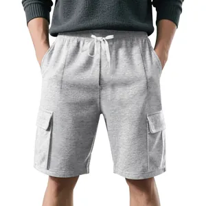 Nahaufnahme graue Cargo-Sweatshorts für Herren mit Tunnelzug und Seitentaschen